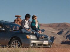 Crítica de ‘Água Quente’: O drama vitorioso ganha vida nos pequenos detalhes Jenny Slate e Chris Pine caminhando juntos do lado de fora de uma lanchonete em