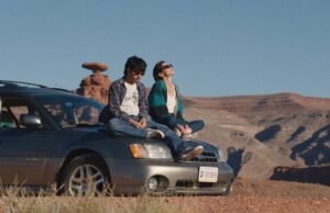 Rich Spirit adquire direitos norte-americanos para a comédia dramática ‘Hot Water’ da Sundance Road Trip Jenny Slate e Chris Pine caminhando juntos do lado de fora de uma lanchonete em