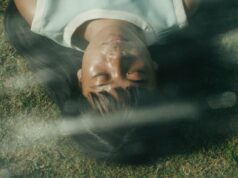 Crítica de ‘Filipiñana’: estreia fascinante de Rafael Manuel sabe onde os corpos estão enterrados Jorrybell Agoto e Sunshine Teodoro aparecem em Filipiñana de Rafael Manuel, seleção oficial do Festival de Cinema de Sundance de 2026. Cortesia do Instituto Sundance.