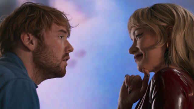 Jenny Slate e Chris Pine caminhando juntos do lado de fora de uma lanchonete em 