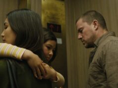 Crítica de ‘Josephine’: o drama policial destemido de Beth de Araújo fará seu sangue ferver – e deveria Uma fantasia de mascote de uniforme laranja fica enfaixada e ensanguentada na floresta com um machado