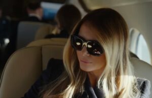 Crítica de ‘Melania’: um pedaço criminalmente superficial que não diz absolutamente nada A ex-primeira-dama Melania Trump chega no quarto dia da Convenção Nacional Republicana ao Fórum Fiserv em 18 de julho de 2024 em Milwaukee, Wisconsin