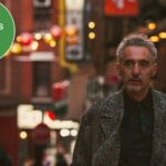 Crítica de 'O único batedor de carteiras vivo em Nova York': John Turturro roubará seu coração no estudo de personagem elegantemente terno de Noah Segan
