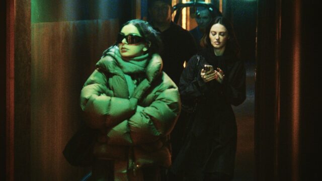 Crítica de 'The Moment': Charli xcx é uma versão de si mesma em um falso documentário que mostra tudo de maneira direta ... mas deveria ter sido interpretado de maneira mais inteligente
