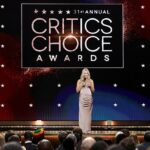 O Critics Choice Awards foi duramente criticado pela forma “desrespeitosa” como anunciou os prêmios “menores”. A apresentadora Chelsea Handler é vista no palco durante a premiação