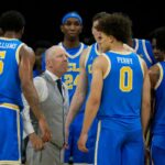 O técnico de basquete da UCLA, Mick Cronin, conversando com seus jogadores.