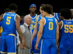 Cronin ensina Bruins sobre responsabilidade financeira, bem como basquete O técnico de basquete da UCLA, Mick Cronin, conversando com seus jogadores.