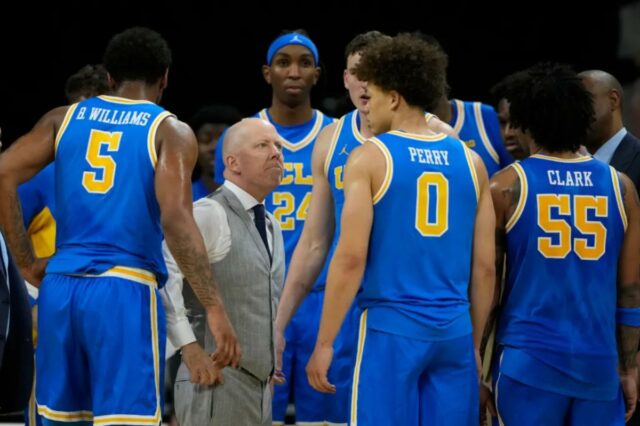 O técnico de basquete da UCLA, Mick Cronin, conversando com seus jogadores.