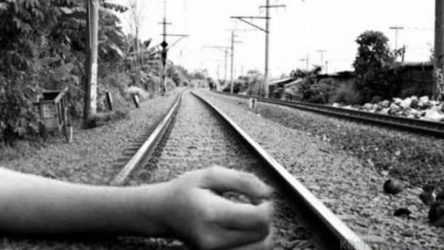 Cronologia de Aisyah morta por um trem que supostamente saltou da plataforma da estação Gondangdia
