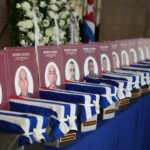 Os cubanos prestam suas homenagens durante as honras fúnebres dos 32 soldados cubanos que morreram durante a incursão dos EUA para capturar o líder venezuelano Nicolás Maduro, no Ministério das Forças Armadas Revolucionárias em Havana, em 15 de janeiro de 2026.