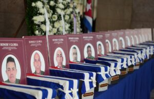 Cuba presta homenagem a 32 soldados mortos em ataque dos EUA à Venezuela Os cubanos prestam suas homenagens durante as honras fúnebres dos 32 soldados cubanos que morreram durante a incursão dos EUA para capturar o líder venezuelano Nicolás Maduro, no Ministério das Forças Armadas Revolucionárias em Havana, em 15 de janeiro de 2026.