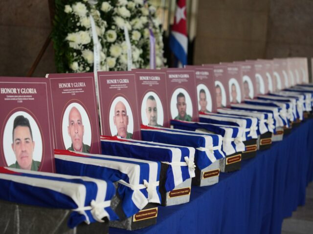 Cuba presta homenagem a 32 soldados mortos em ataque dos Os cubanos prestam suas homenagens durante as honras fúnebres dos 32 soldados cubanos que morreram durante a incursão dos EUA para capturar o líder venezuelano Nicolás Maduro, no Ministério das Forças Armadas Revolucionárias em Havana, em 15 de janeiro de 2026.