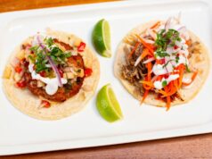 Culinária de fusão cajun e um restaurante mexicano chegam ao Mercado Público de Emeryville Dois restaurantes abriram recentemente no Public Market Emeryville em Emeryville, Califórnia: Mamacita Cocina Mexicana e Tease Southern Kitchen. Foto de : Um clássico sanduíche de frango frito. (Cortesia Tease Southern Kitchen)