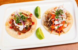 Culinária de fusão cajun e um restaurante mexicano chegam ao Mercado Público de Emeryville Dois restaurantes abriram recentemente no Public Market Emeryville em Emeryville, Califórnia: Mamacita Cocina Mexicana e Tease Southern Kitchen. Foto de : Um clássico sanduíche de frango frito. (Cortesia Tease Southern Kitchen)