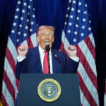 ARQUIVO - Nesta foto de arquivo deste domingo, 1º de abril de 2007, o presidente da WWE, Vince McMahon, ao centro, em poder de