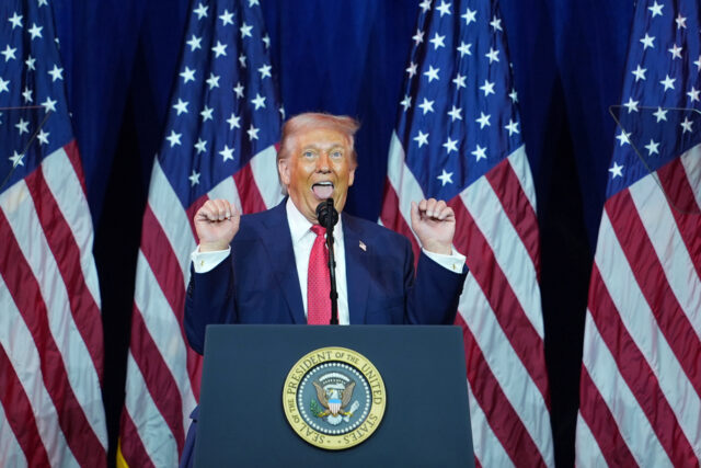 ARQUIVO - Nesta foto de arquivo deste domingo, 1º de abril de 2007, o presidente da WWE, Vince McMahon, ao centro, em poder de 