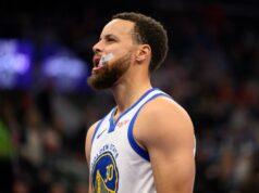 Curry ajuda Golden State a enterrar Utah por 140-124 atrás de uma enxurrada de cestas de 3 pontos O guarda do Golden State Warriors, Stephen Curry, centro, tem a bola desviada pelo atacante do Utah Jazz, Kyle Filipowski, à direita, enquanto ele dirigia para a cesta durante o primeiro tempo de um jogo de basquete da NBA, quarta-feira, 28 de janeiro de 2026, em Salt Lake City. (Foto AP/Tyler Tate)