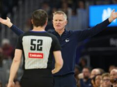 Curry e Warriors falam sobre expulsão de Steve Kerr: ‘O treinador fez a coisa certa’ O guarda do Golden State Warriors, Stephen Curry (30), busca uma bola perdida contra o guarda do Los Angeles Clippers, Kris Dunn (8), durante o primeiro tempo de um jogo de basquete da NBA na segunda-feira, 5 de janeiro de 2026, em Inglewood, Califórnia (AP Photo / Jae C. Hong)