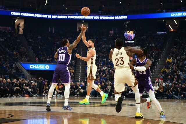Curry marca double-double enquanto Warriors desmantelam Sacramento Kings
