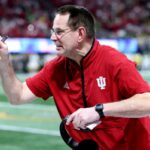 O técnico Curt Cignetti do Indiana Hoosiers reage contra o Oregon Ducks durante o quarto período da semifinal do College Football Playoff de 2025 no Chick-fil-A Peach Bowl no Mercedes-Benz Stadium em 9 de janeiro de 2026.