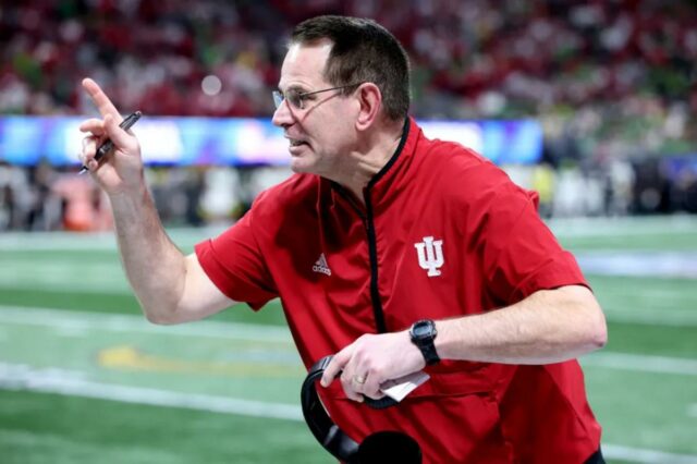 O técnico Curt Cignetti do Indiana Hoosiers reage contra o Oregon Ducks durante o quarto período da semifinal do College Football Playoff de 2025 no Chick-fil-A Peach Bowl no Mercedes-Benz Stadium em 9 de janeiro de 2026.