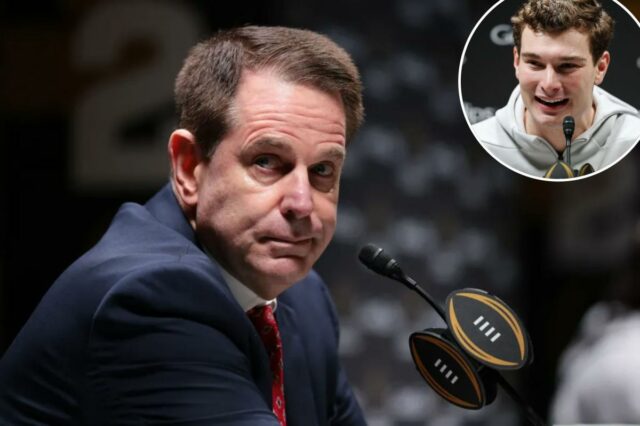 O técnico do Indiana Hoosiers, Curt Cignetti, fala no CFP Media Day.