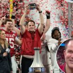 O técnico do Indiana, Curt Cignetti, segurando o troféu do Peach Bowl após vencer o jogo.