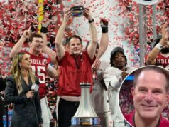 Curt Cignetti só estava pensando em uma coisa após a vitória do CFP de Indiana em um momento viral O técnico do Indiana, Curt Cignetti, segurando o troféu do Peach Bowl após vencer o jogo.
