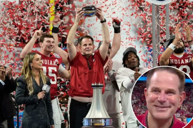O técnico do Indiana, Curt Cignetti, segurando o troféu do Peach Bowl após vencer o jogo.