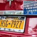 Carro Tesla vermelho estacionado na cidade de Nova York com placa de Nova York.