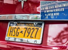 DMV compartilhou sua lista de solicitações de placas personalizadas rejeitadas para 2.025 Carro Tesla vermelho estacionado na cidade de Nova York com placa de Nova York.