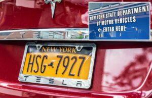 DMV compartilhou sua lista de solicitações de placas personalizadas rejeitadas para 2.025 Carro Tesla vermelho estacionado na cidade de Nova York com placa de Nova York.