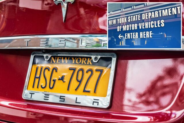 Carro Tesla vermelho estacionado na cidade de Nova York com placa de Nova York.