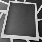 ESTADOS UNIDOS - 23 DE SETEMBRO: Um ciclista para para tirar fotos de uma estátua com o presidente Donald Trump e Jeffrey Epstein dançando, intitulada