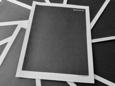 DOJ promete que irá liberar totalmente os arquivos de Epstein em breve, pessoal! ESTADOS UNIDOS - 23 DE SETEMBRO: Um ciclista para para tirar fotos de uma estátua com o presidente Donald Trump e Jeffrey Epstein dançando, intitulada