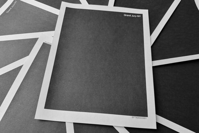 ESTADOS UNIDOS - 23 DE SETEMBRO: Um ciclista para para tirar fotos de uma estátua com o presidente Donald Trump e Jeffrey Epstein dançando, intitulada 