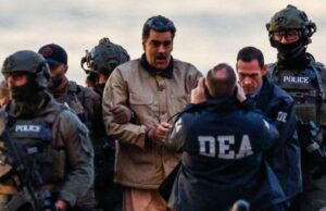 Da Groenlândia ao Irã: as ameaças de Trump se estendem por toda parte desde seu ataque à Venezuela O líder venezuelano capturado Nicolás Maduro chega ao heliporto do centro de Manhattan a caminho de um tribunal federal para uma primeira aparição em Nova York na segunda-feira.