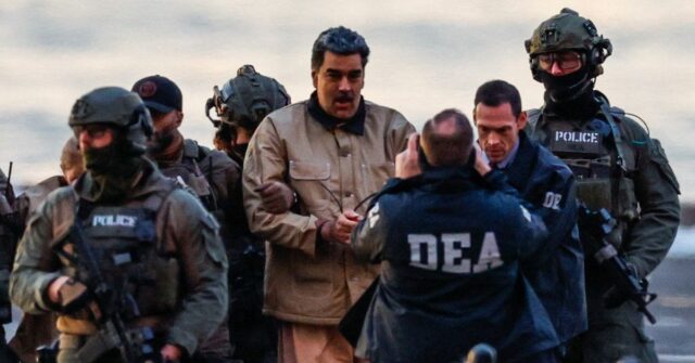 O líder venezuelano capturado Nicolás Maduro chega ao heliporto do centro de Manhattan a caminho de um tribunal federal para uma primeira aparição em Nova York na segunda-feira. 