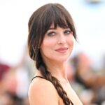 Dakota Johnson não consegue parar de usar esta bolsa de ombro de US$ 3.800 – compre o visual por US$ 10