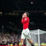 Darren Fletcher recebe cartão amarelo do árbitro Simon Hooper após a partida da terceira rodada da FA Cup entre Manchester United e Brighton and Hove Albion em Old Trafford em 2026 em Manchester, Inglaterra.