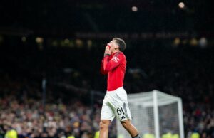 Darren Fletcher critica a decisão ‘ridícula’ de Shea Lacey e explica duas reclamações do árbitro Darren Fletcher recebe cartão amarelo do árbitro Simon Hooper após a partida da terceira rodada da FA Cup entre Manchester United e Brighton and Hove Albion em Old Trafford em 2026 em Manchester, Inglaterra.