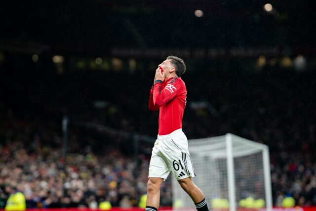 Darren Fletcher critica a decisão 'ridícula' de Shea Lacey e Darren Fletcher recebe cartão amarelo do árbitro Simon Hooper após a partida da terceira rodada da FA Cup entre Manchester United e Brighton and Hove Albion em Old Trafford em 2026 em Manchester, Inglaterra.