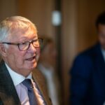 Patrick Dorgu comemora com seus companheiros durante a partida da Premier League entre Manchester United e Newcastle United.