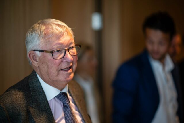 Patrick Dorgu comemora com seus companheiros durante a partida da Premier League entre Manchester United e Newcastle United.