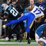 O safety do Carolina Panthers, Nick Scott (21), acertou o wide receiver do Los Angeles Rams, Davante Adams (17), na cabeça por um pênalti no segundo tempo durante o jogo NFC Wild Card Round no Bank of America Stadium.