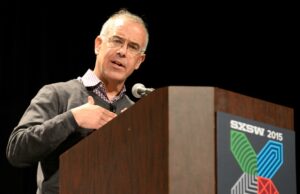 David Brooks junta-se ao The Atlantic após 22 anos no The New York Times Editor Jeffrey Goldberg e proprietária Laurene Powell Jobs (Getty Images/Christopher Smith para TheWrap)