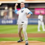 David Cone lança o primeiro arremesso cerimonial antes do jogo entre o New York Mets e o New York Yankees no Yankee Stadium na terça-feira, 23 de julho de 2024 em Nova York, Nova York.