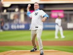 David Cone sai da ESPN em mudança na cobertura da MLB David Cone lança o primeiro arremesso cerimonial antes do jogo entre o New York Mets e o New York Yankees no Yankee Stadium na terça-feira, 23 de julho de 2024 em Nova York, Nova York.