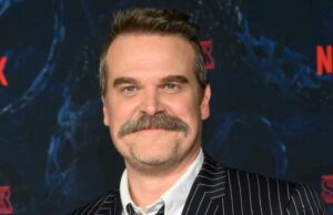 David Harbour desiste do novo filme após perder o evento de ‘Stranger Things’ gettyImages-1397268664-millie-bobby-brown-david-harbour-citações-sobre-trabalhar-juntos