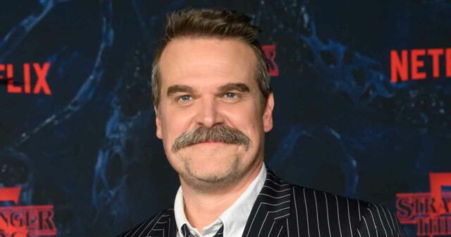 David Harbour desiste do novo filme após perder o evento gettyImages-1397268664-millie-bobby-brown-david-harbour-citações-sobre-trabalhar-juntos